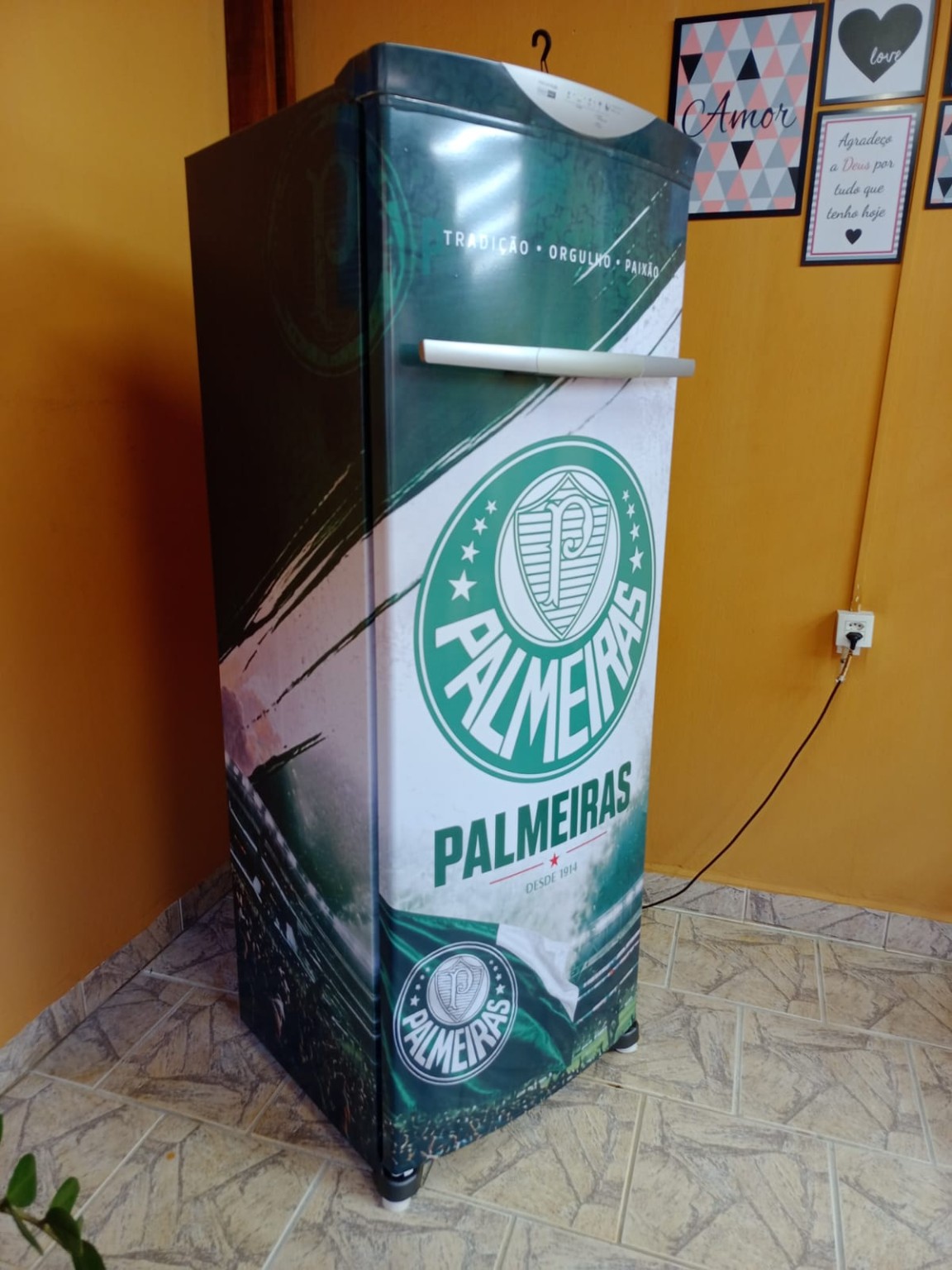Geladeira depois do envelopamento personalizado do Palmeiras